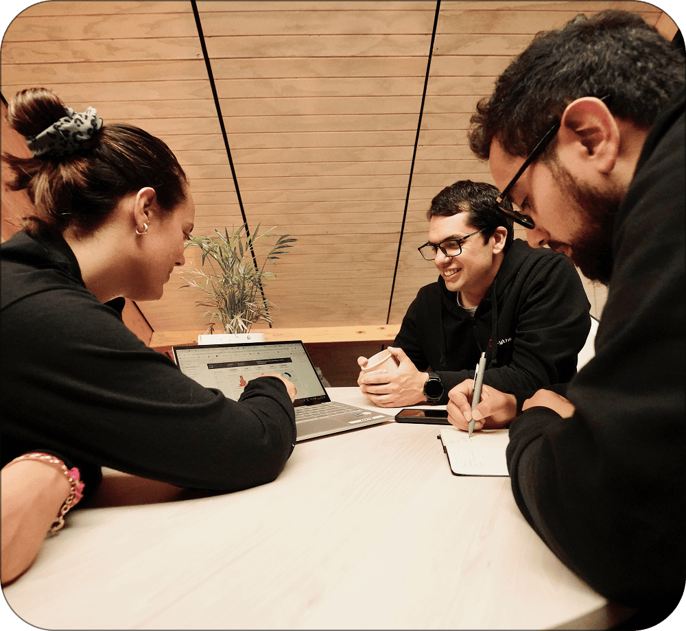 Equipo Lythium junto a clientes de la industria salmonera