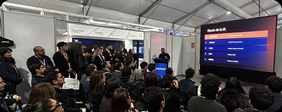 Abdías Ponce exponiendo técnicas de few-shot learning ante una sala llena en AquaSur 2026