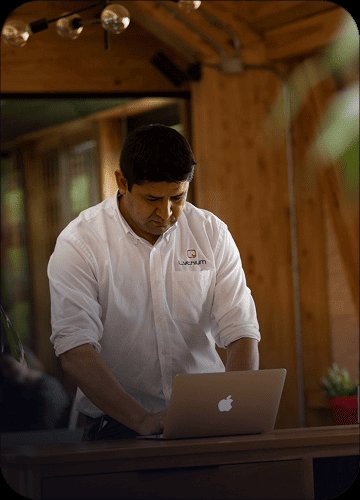 Operadores en planta salmonera utilizando tecnología Lythium