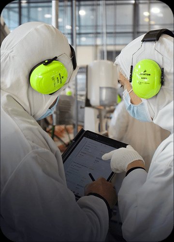 Profesional Lythium trabajando con laptop en terreno