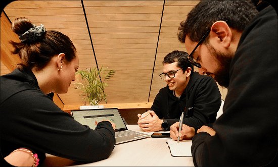 Equipo Lythium en reunión de trabajo colaborativo